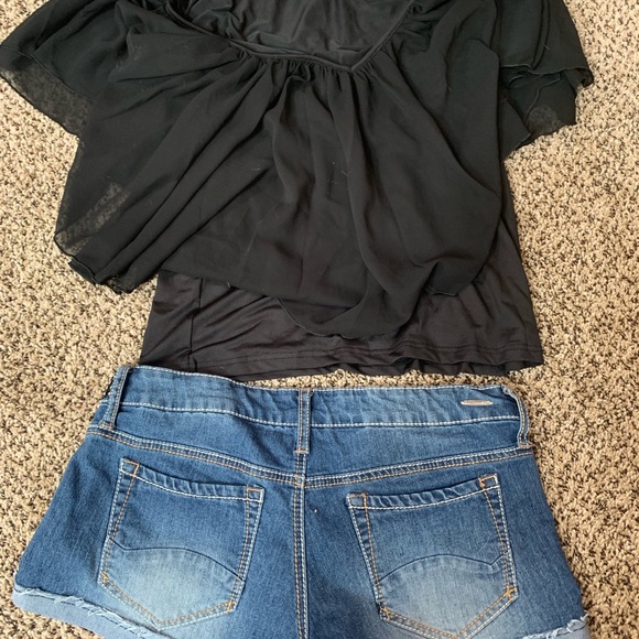 Doll house shorts PLUS an off the should top👀 - Picture 5 of 6